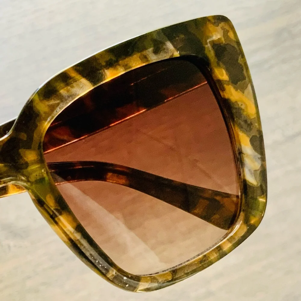 Diff Eyewear Leopard Print Sunglasses w/ Gucci Case